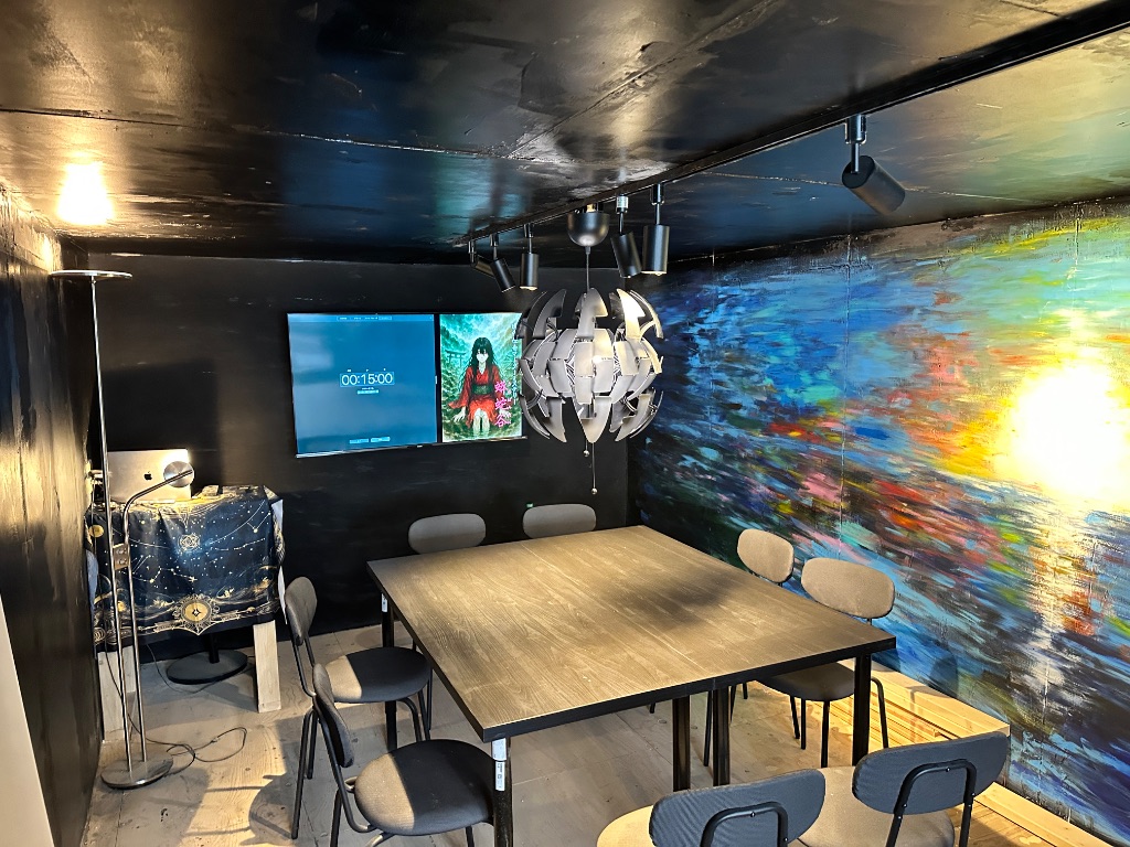 カラフルな壁画とゲームスペース