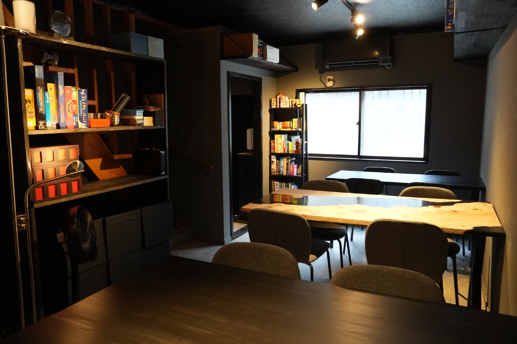 窓際の明るいゲームテーブル